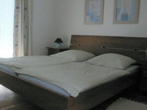 2 bedrooms, iron/ironing board, WiFi, bed sheets