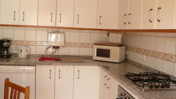 Réfrigérateur, micro-ondes, plaque de cuisson, lave-vaisselle