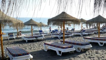Plage à proximité, chaises longues, serviettes de plage