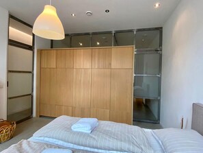 2 habitaciones, tabla de planchar con plancha, wifi y ropa de cama