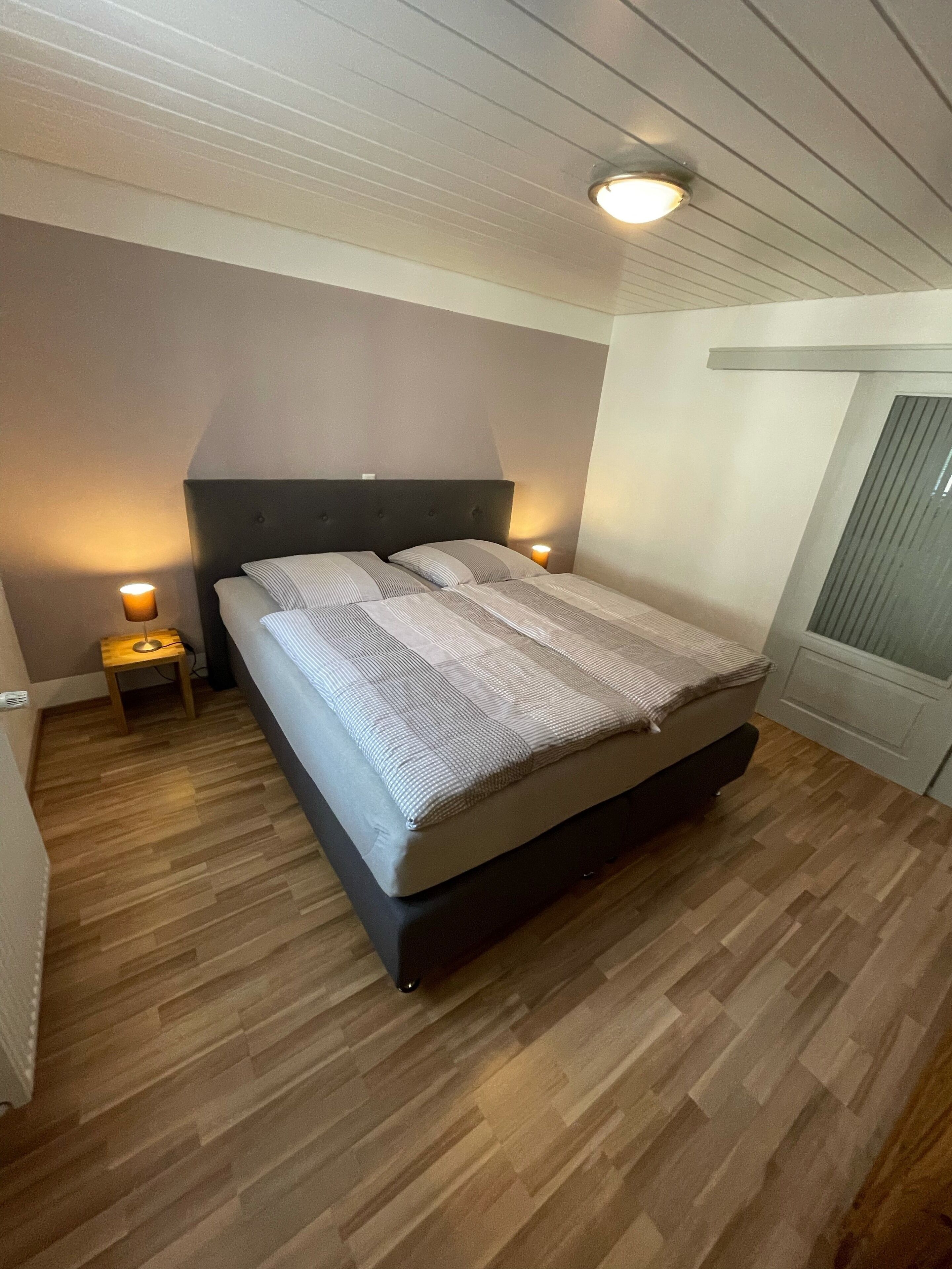 2 dormitoris, planxa i posts de planxar, wifi gratuïta i roba de llit 