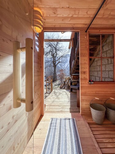 Hide-away Chalet www dans les montagnes suisses. josihaus. com