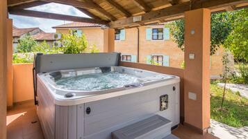 Bain à remous extérieur