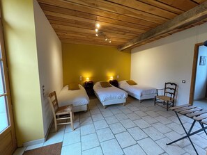 7 bedrooms, WiFi, bed sheets