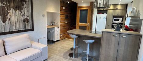 TV, ping pong, books, stereo