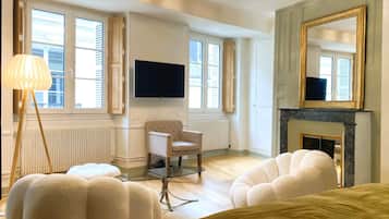 1 habitación, escritorio, tabla de planchar con plancha y cuna de viaje