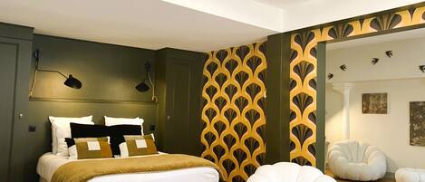 1 habitación, escritorio, tabla de planchar con plancha y cuna de viaje