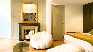 1 chambre, bureau, fer et planche à repasser, lit parapluie