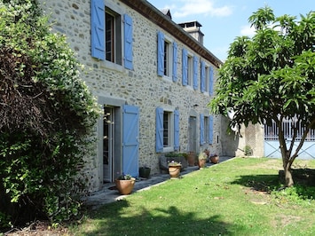 Ferme du 16éme siÚcle avec piscine privée et vue des pyrénées , splendide ..