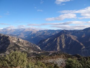 Un paysage montagneux avec une vallée et un petit village.