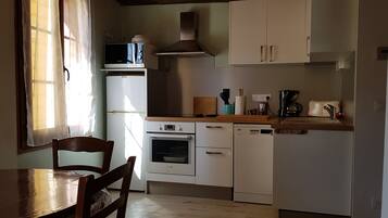 Køleskab, mikrobølgeovn, ovn, kogeplade