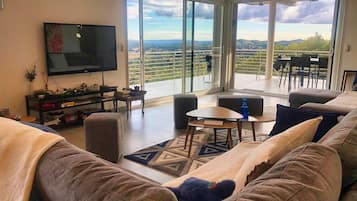 Televisie, tafelvoetbal, een tafeltennistafel en een stereo