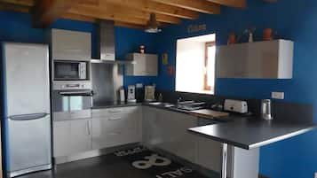 Een koelkast, een microgolfoven, een oven, een kookplaat