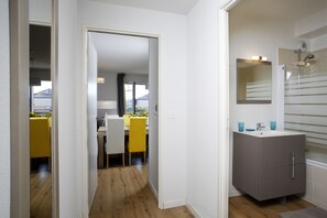Bathtub, hair dryer, towels - Beautiful, warmly decorated apartment-1st line sea-Pool (Biscarrosse)