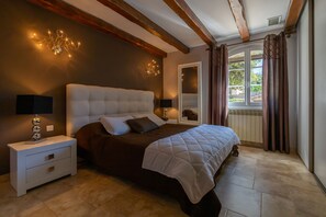 5 bedrooms, iron/ironing board, WiFi, bed sheets - Countryside stone house from the Gard, 11482sqf of land, private pool, quiet (Vers-Pont-Du-Gard)