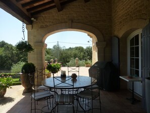 Outdoor dining - Countryside stone house from the Gard, 11482sqf of land, private pool, quiet (Vers-Pont-Du-Gard)
