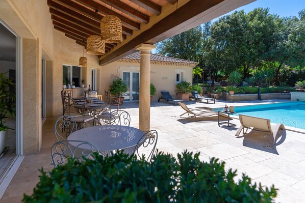 Outdoor pool, a heated pool - Countryside stone house from the Gard, 11482sqf of land, private pool, quiet (Vers-Pont-Du-Gard)