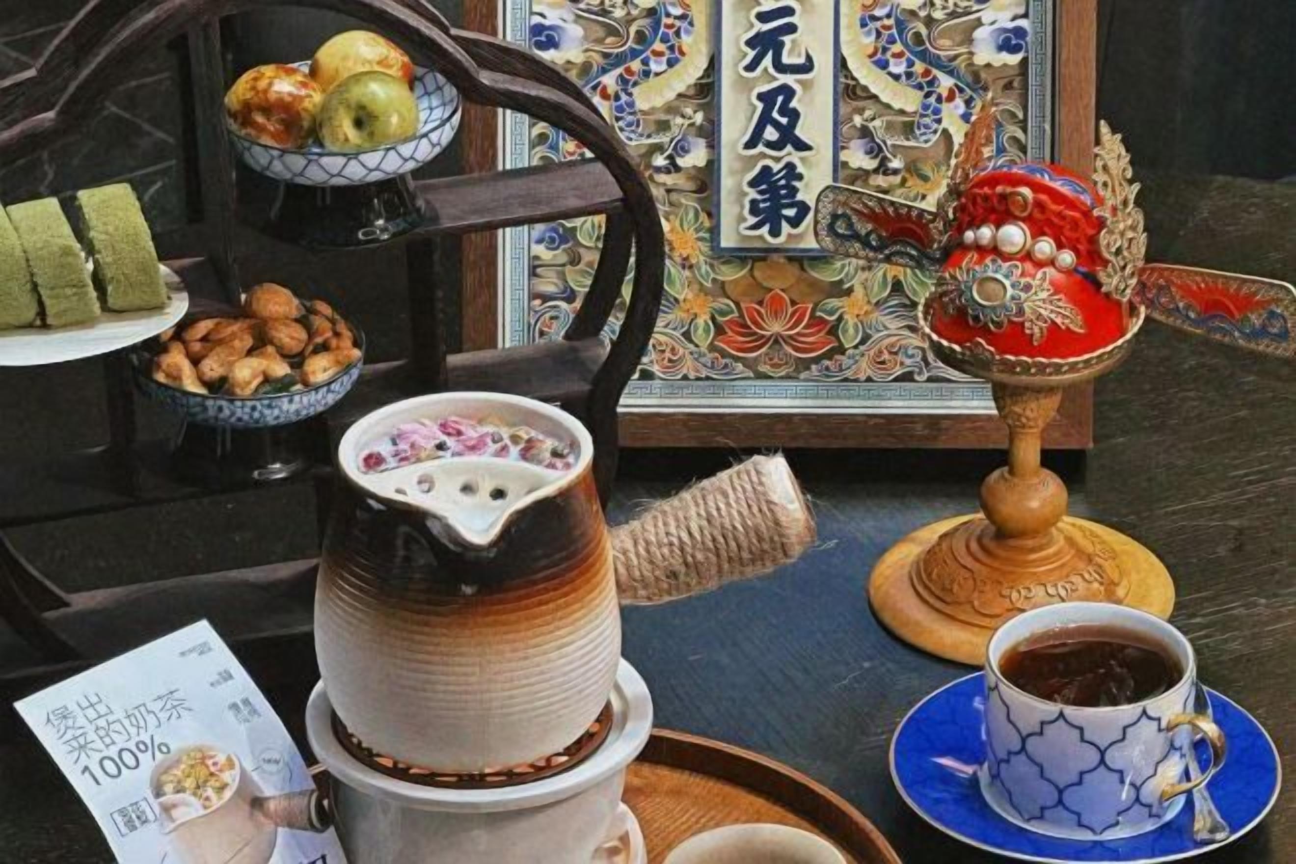 Um conjunto de chá tradicional com chaleira, xícaras e pires, uma tigela de nozes e um prato decorativo com frutas.