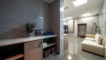 Un baño moderno con tocador, repisas y zona de ducha.