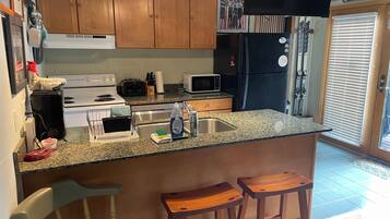 KĂŒhlschrank, Mikrowelle, Ofen, Herdplatte