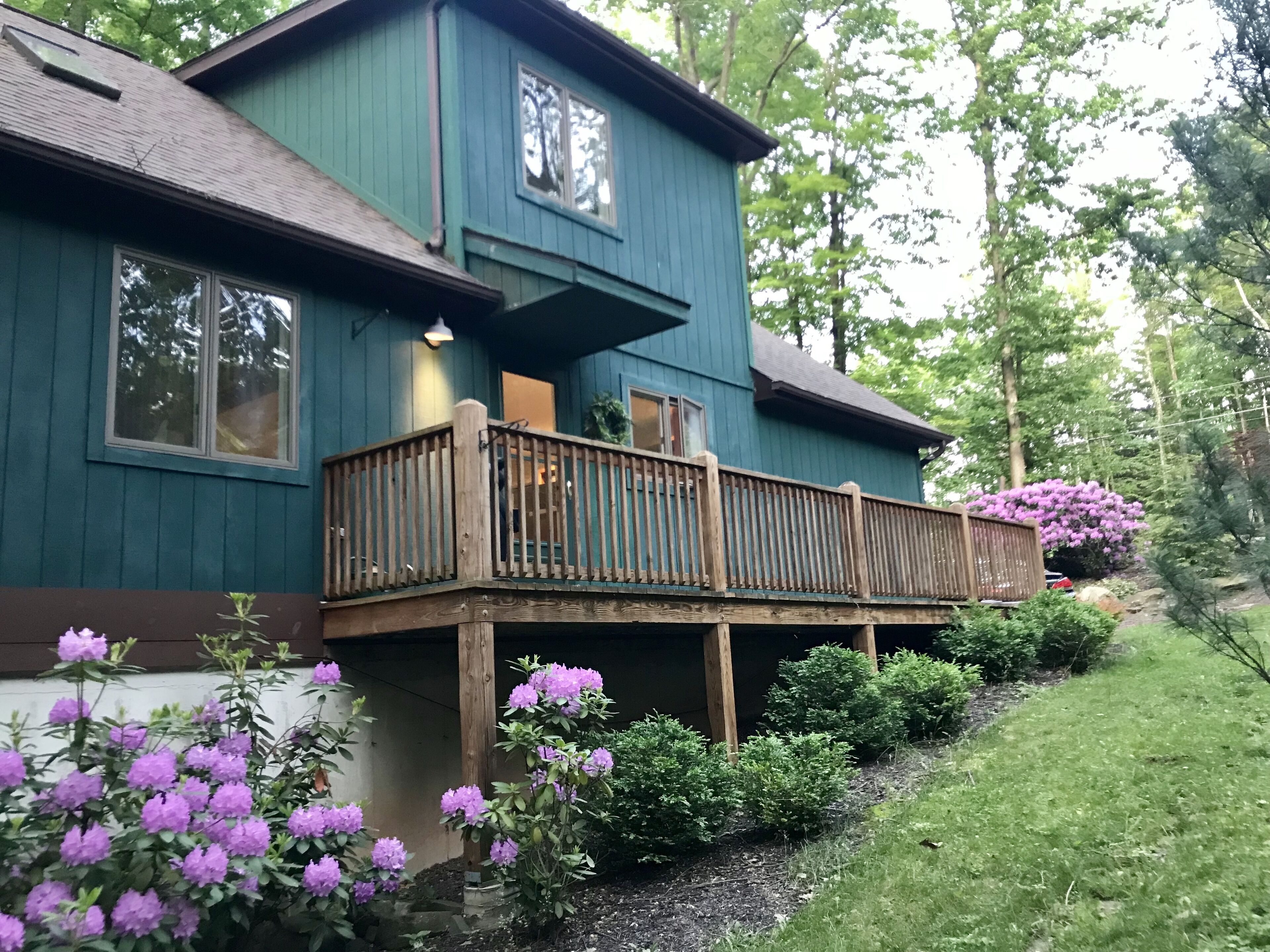 Cozy mountainside retreat with lake access to recharge or relax!  Kayaks, canoes