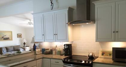 Retiro de lujo privado ... Encaramado en lo alto de un acantilado, increíble lago y vista al pueblo