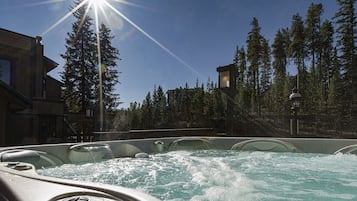 Tina de hidromasaje al aire libre