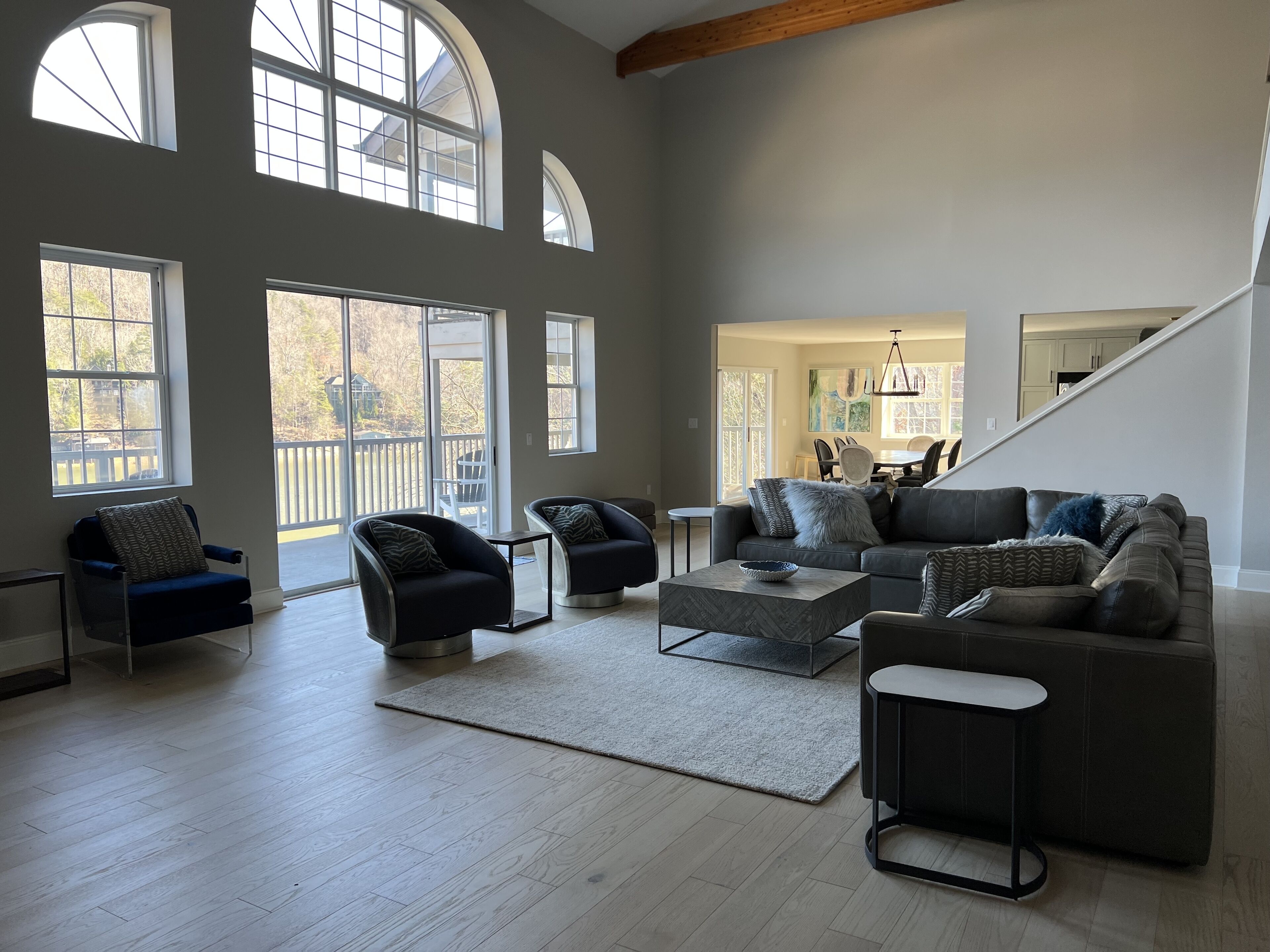 TV connectée, cheminée, jeux vidéo, lecteur de DVD