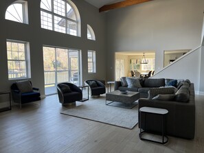 TV connectée, cheminée, jeux vidéo, lecteur de DVD