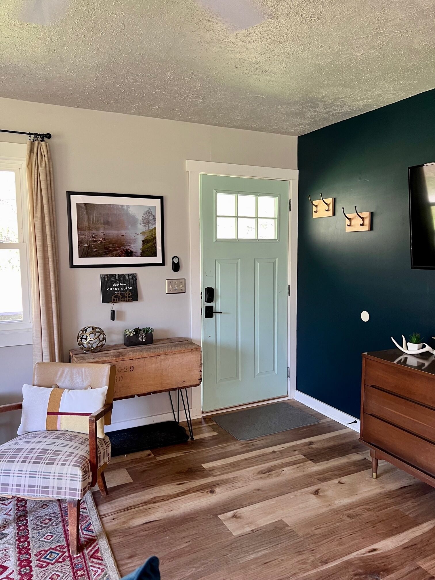 Cozy Home - River Front - Skiers Welcome!