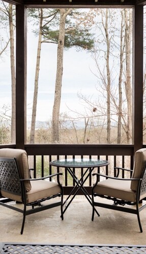 Treetop Hideaway with mountain views. 1000 sq. ft. 10-12 min downtown Asheville!