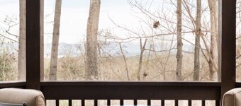 Treetop Hideaway with mountain views. 1000 sq. ft. 10-12 min downtown Asheville!