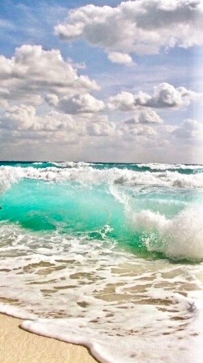 A beach with turquoise water and white waves. - Beautiful and Spacious (Navarre)