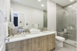 Luxury House, Multiple Beds, Non Smoking | Bathroom | Shower, free toiletries, hair dryer, slippers - New Luxury Townhome 27 (Edmonton)