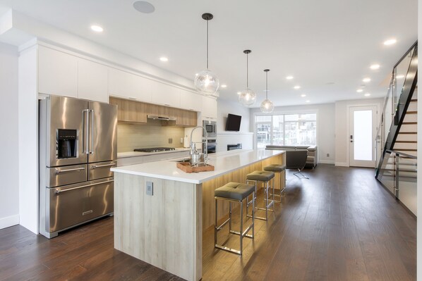 Luxury House, Multiple Beds, Non Smoking | Private kitchen | Full-size fridge, microwave, oven, stovetop - New Luxury Townhome 27 (Edmonton)