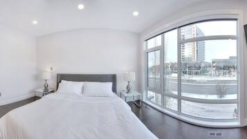 Rumah Mewah, Beberapa Tempat Tidur, Bebas Asap Rokok | 3 kamar tidur, selimut bulu angsa, brankas, dan tirai kedap cahaya