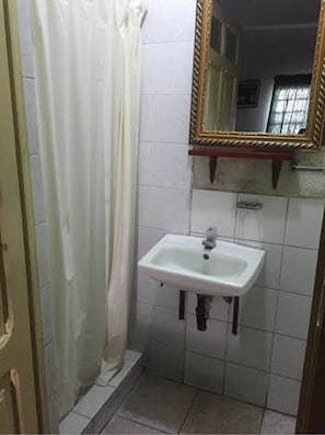 Regadera, regadera tipo lluvia, amenidades de baño gratuitas, toallas 