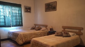 Desk, free WiFi, bed sheets - Hotel Mi casa Guatemala (Guatemala City)