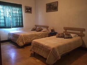 Escritorio, wifi gratis y ropa de cama 