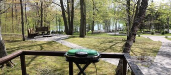 Yksityinen hirsimökki, josta on tilava näkymä Grand Lake -järvelle