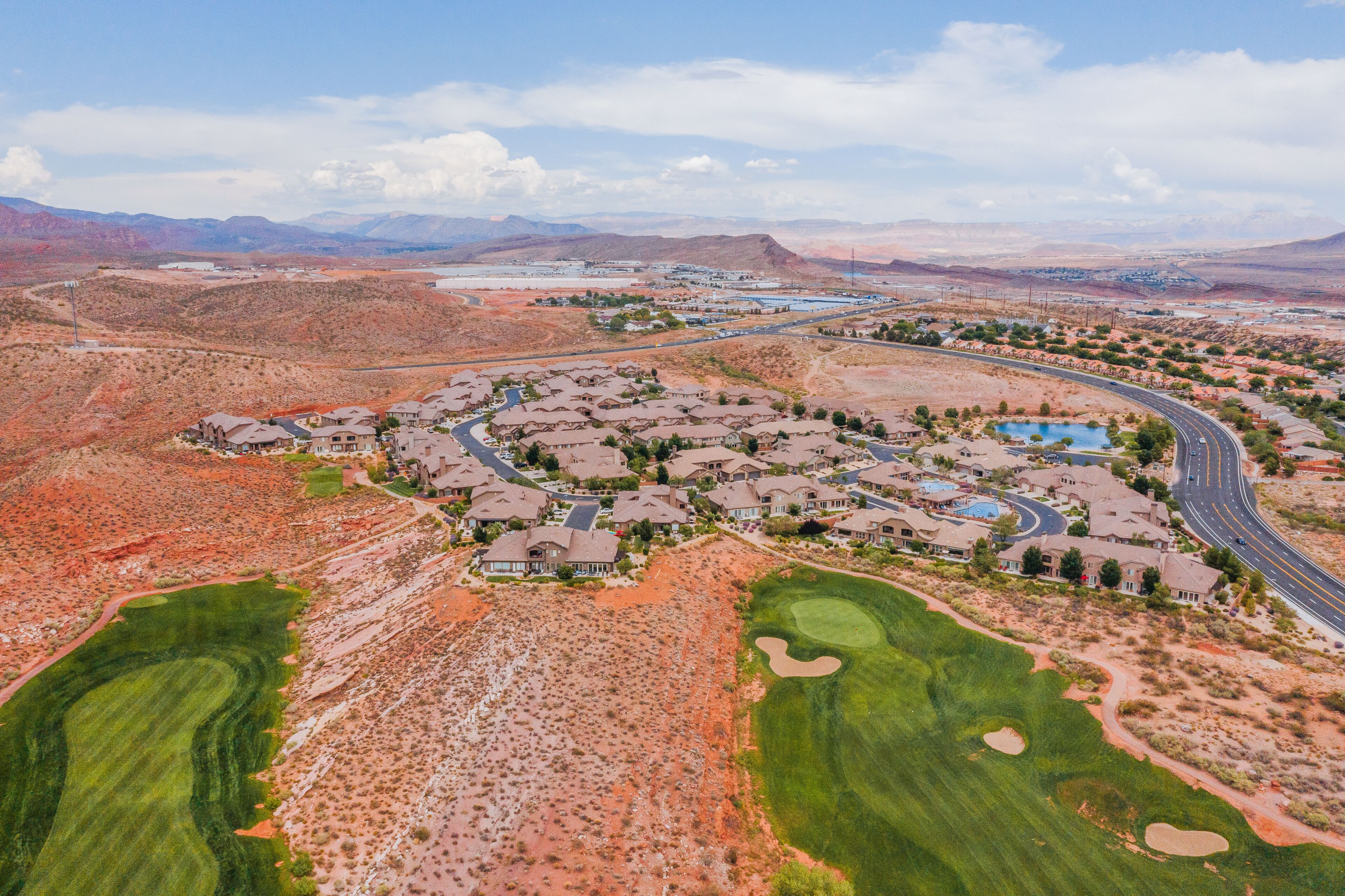 Un quartier résidentiel avec des maisons, des rues et un terrain de golf.