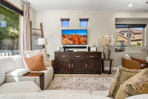 Smart TV, video games, DVD player, foosball - Coral Ridge 4144, Hot Tub, Bikes, Scooters, and near Coral Canyon Golf Course, SLP 12 (Washington)