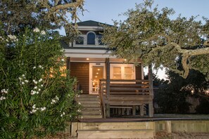 Exterior detail - Waterfront 2-Bedroom, 1-Bathroom Cottage with a Hot tub and Waterfront Deck (waves)