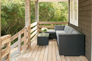 Terrace/patio - Waterfront 2-Bedroom, 1-Bathroom Cottage with a Hot tub and Waterfront Deck (waves)