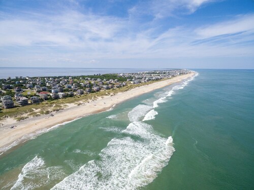 Waterfront 2-Bedroom, 1-Bathroom Cottage with a Hot tub and Waterfront Deck