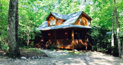 Tanzen Sie Ihre Flitterwochen-Kabine mit Whirlpool im Wald