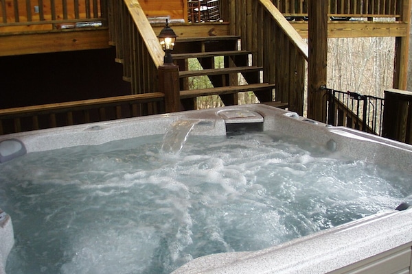 Bañera de hidromasaje al aire libre