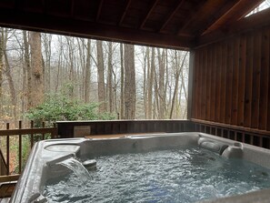 Outdoor spa tub - Dancing Bear Your Honeymoon Cabin in the Woods (Blairsville)