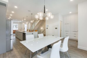 Luxury House, Multiple Beds, Non Smoking | In-room dining