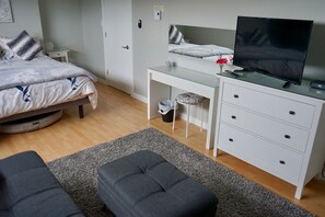 1 habitación, tabla de planchar con plancha, wifi gratis y ropa de cama 